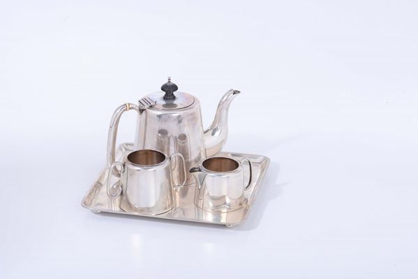 Servito da caffè in argento composto da tre pezzi e vassoio quadrato in argento