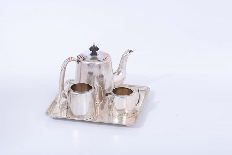 Servito da caffè in argento composto da tre pezzi e vassoio quadrato in argento  - Asta Antiquariato - Cambi Casa d'Aste