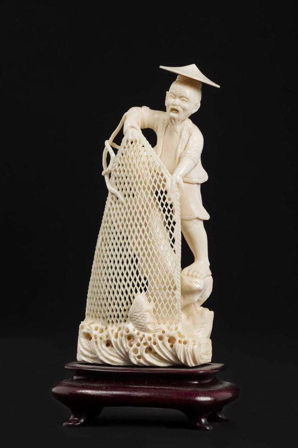 Figura di pescatore scolpito in avorio con rete, Giappone, inizio XX secolo