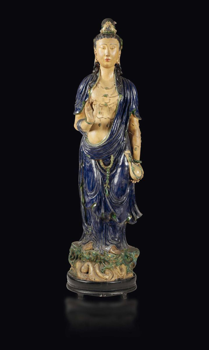 Grande figura di Guanyin in terracotta invetriata, Cina, Dinastia Qing, XIX secolo  - Asta Fine Chinese Works of Art - Cambi Casa d'Aste