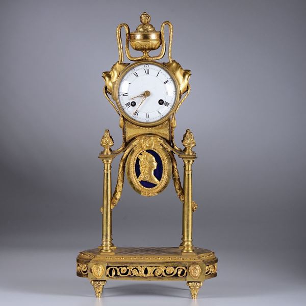 A Luigi XVI portico table clock, Francia, late 18th century
