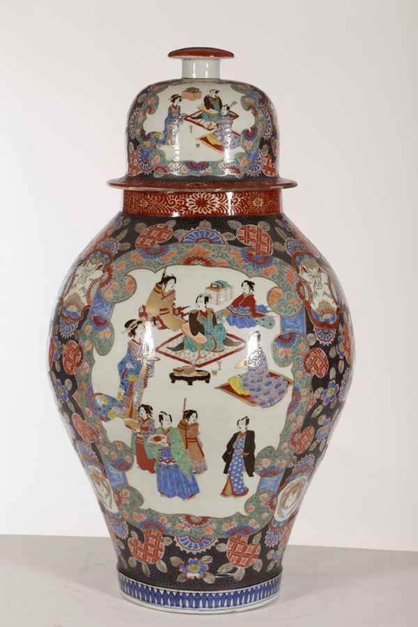 Grande potiche con coperchio in porcellana a smalti policromi, Giappone, XIX secolo