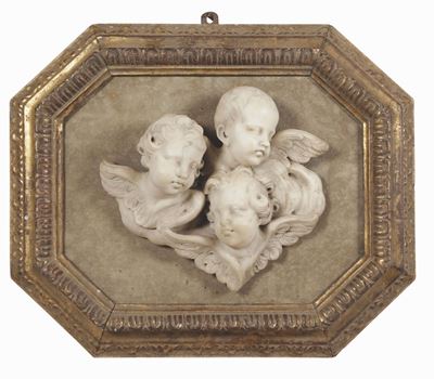 Teste di Cherubini, Gruppo in Marmo Bianco Entro Cornice in Legno Intagliato e Dorato. Arte Baroc...