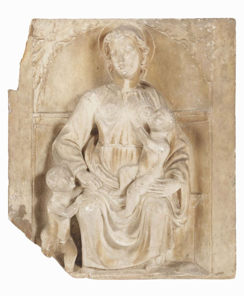 Rilievo in pietra rappresentante allegoria della Carità, scultore del XV secolo attivo nell’alta Toscana  - Asta Scultura e Oggetti d'Arte - Cambi Casa d'Aste