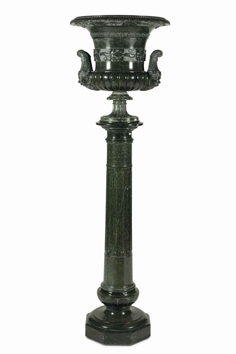 Vaso mediceo in marmo verde su colonna, Roma fine XIX secolo  - Asta Importanti Arredi e Oggetti d'Arte - Cambi Casa d'Aste
