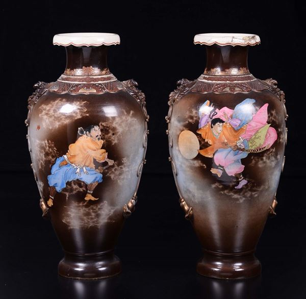 Coppia di vasi a fondo marrone con immmagini di guerrieri, Giappone, XX secolo