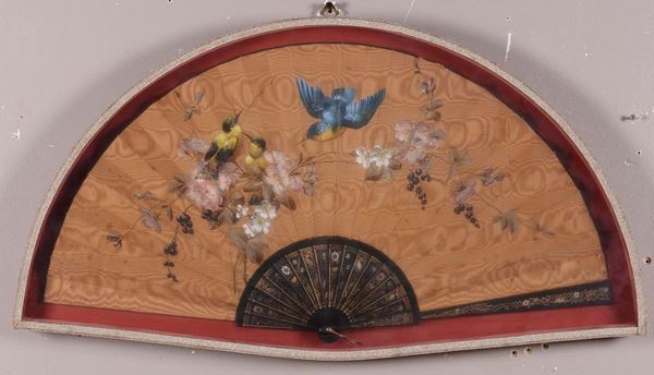 Ventaglio dipinto con uccelli e motivi floreali, XX secolo