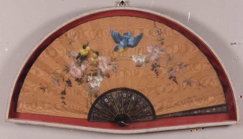 Ventaglio dipinto con uccelli e motivi floreali, XX secolo  - Auction Asta a Tempo Antiquariato - II - Cambi Casa d'Aste