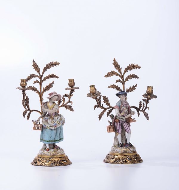 Coppia di candelabri in bonzo dorato e figure in porcellana Capodimonte, XX secolo