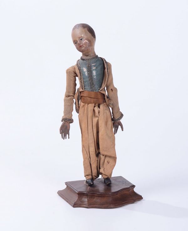 Bambola in legno con abiti in stoffa, XIX-XX secolo