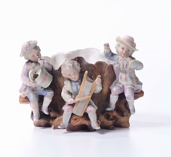Vaso in porcellana con tre figure di musicanti, XX swecolo