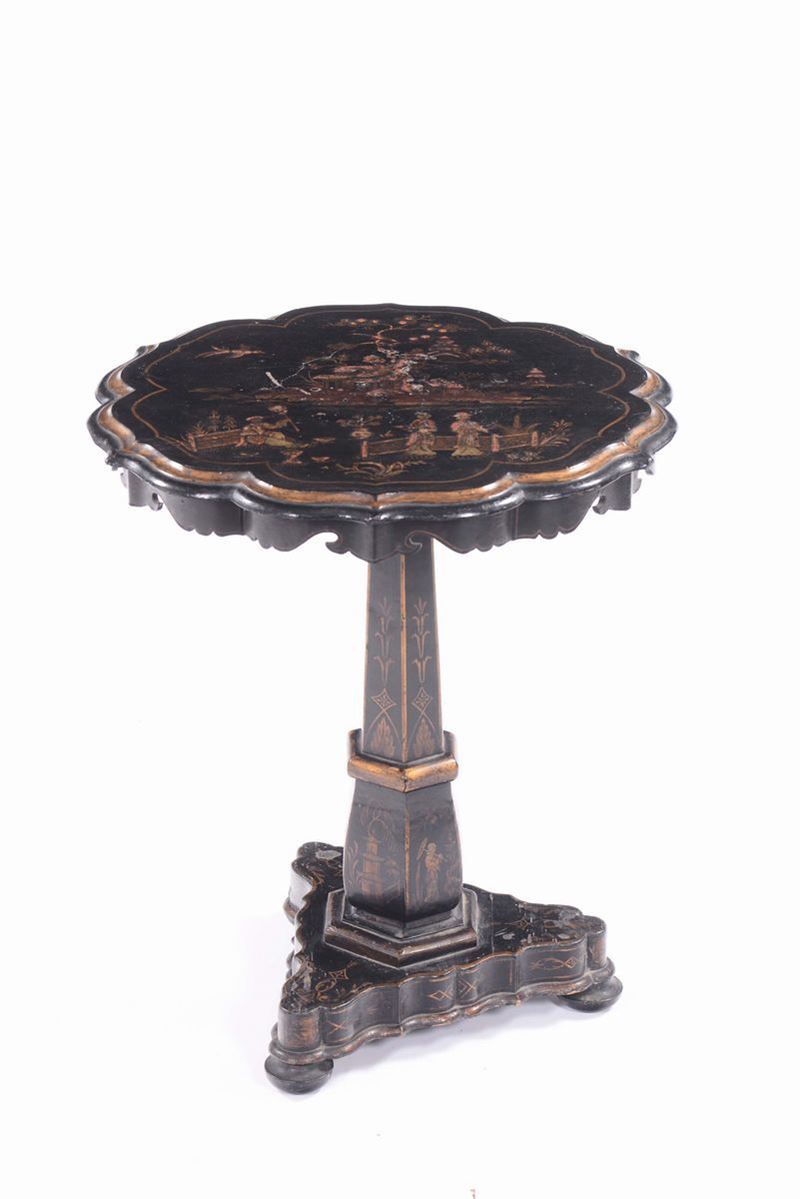 Tavolino con piano sagomato laccato a chinoiserie, XIX secolo  - Asta Antiquariato - Cambi Casa d'Aste
