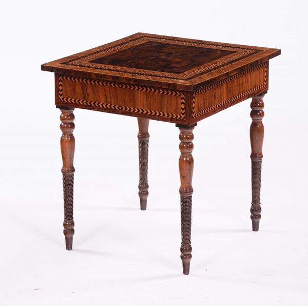 Tavolino senese lastronato ed intarsiato alla “Fantastici”, inizio XIX secolo