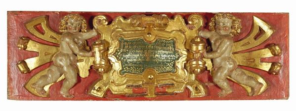 Bassorilievo raffigurante putti che reggono stemma in legno laccato e dorato, XVI-XVII secolo