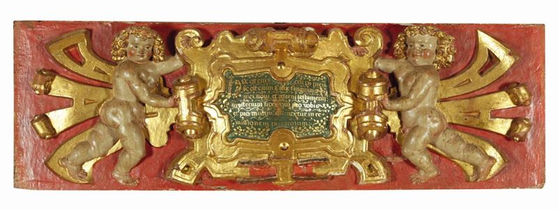 Bassorilievo raffigurante putti che reggono stemma in legno laccato e dorato, XVI-XVII secolo  - Asta Antiquariato - Cambi Casa d'Aste