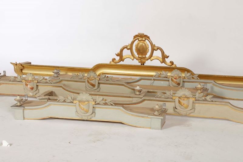 Sei mantovane portatenda in legno laccato e dorato  - Auction Fine Art - Cambi Casa d'Aste