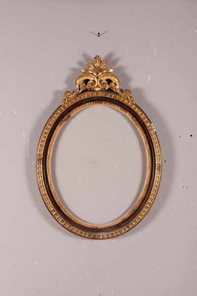 Cornice Ovale in Legno Dorato e Dipinto con Cimasa Dorata, XIX Secolo
