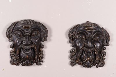 Coppia di Mascheroni in Legno Intagliato e Laccato, XVII Secolo