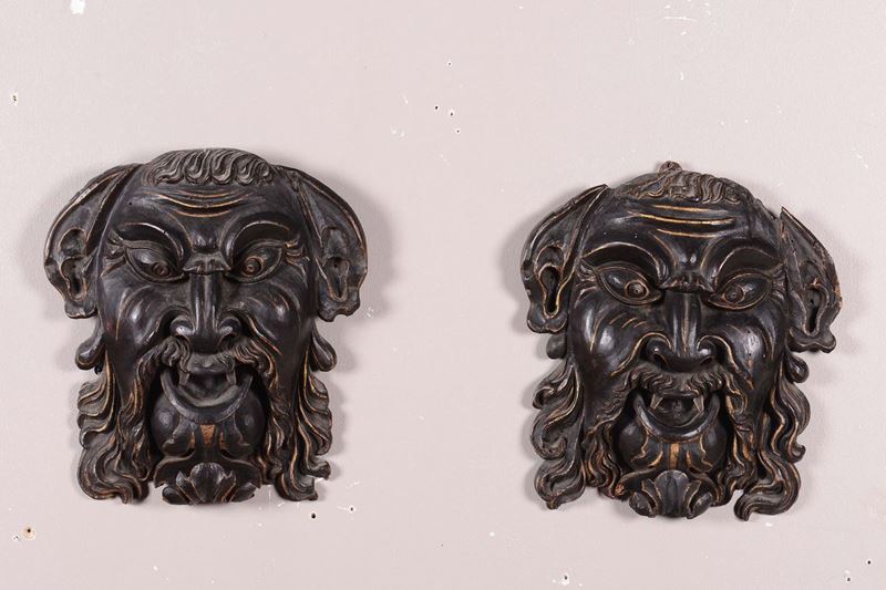 Coppia di mascheroni in legno intagliato e laccato, XVII secolo  - Asta Antiquariato - Cambi Casa d'Aste