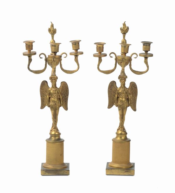 Coppia di candelieri in bronzo dorato e cesellato a tre luci, primo Impero