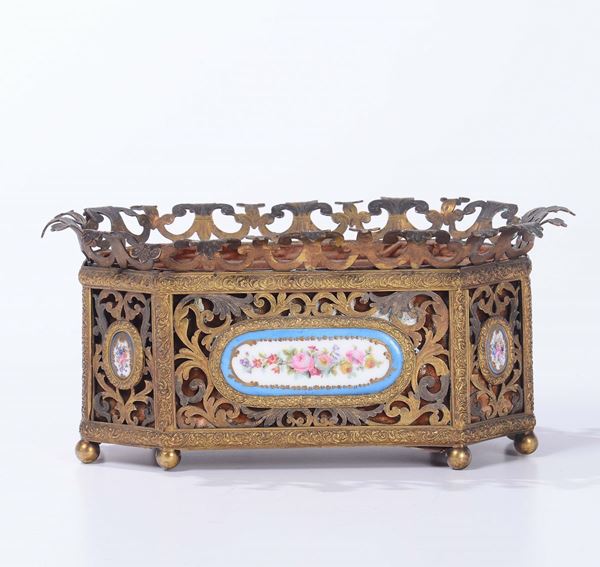 Piccola fioriera in bronzo dorato e smalti di Limoges