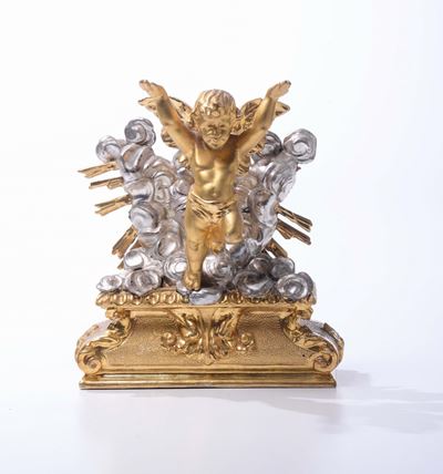Scultura con Putto su Basamento Oro e Argento in Legno Intagliato e Dorato