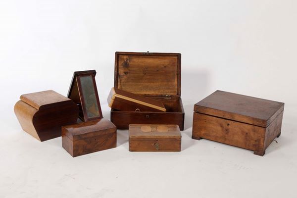 Lotto di sette scatole in legno diverse