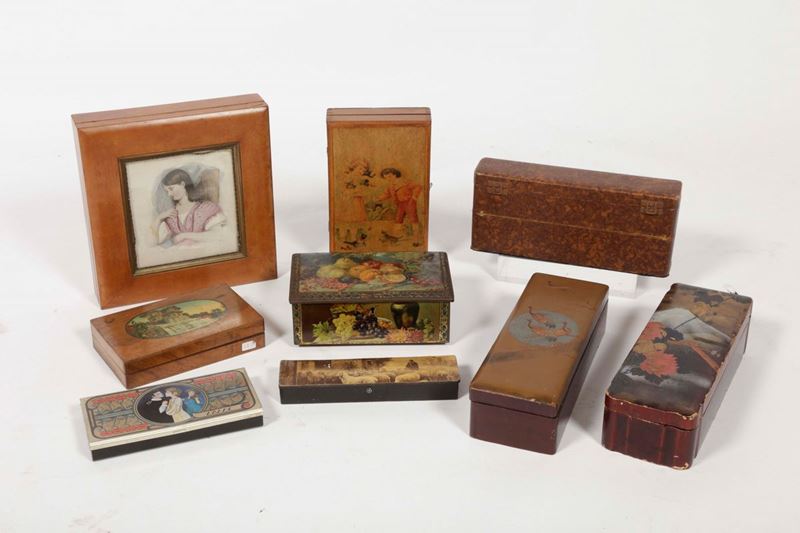 Lotto di nove scatoline di vari materiali con decori policromi  - Asta Antiquariato - Cambi Casa d'Aste
