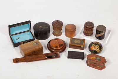 Lotto di Tredici Scatoline Diverse in Legno e Legno Laccato