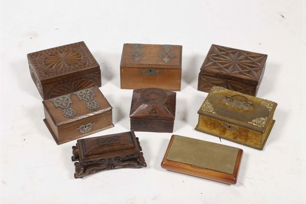 Lotto di otto scatole in legno intagliato e applicazioni in metallo