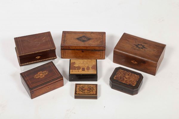 Lotto di sette scatole in legno intarsiato