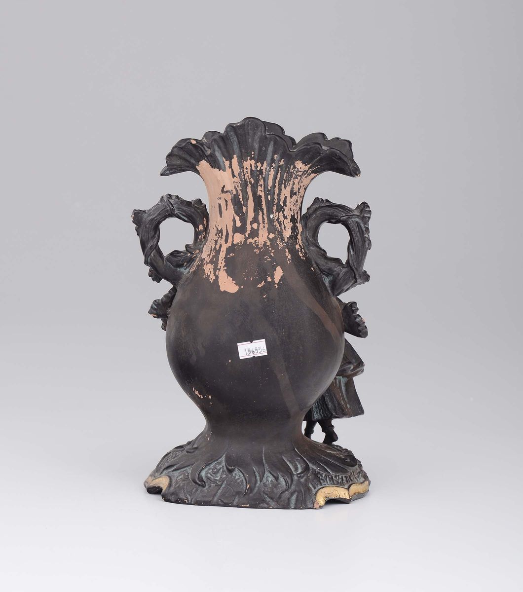 Vaso Biansato in Terracotta Decorato con Figure