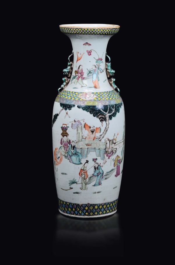 Vaso in porcellana a smalti policromi raffigurante Guanyin e saggi, Cina, Dinastia Qing, XIX secolo