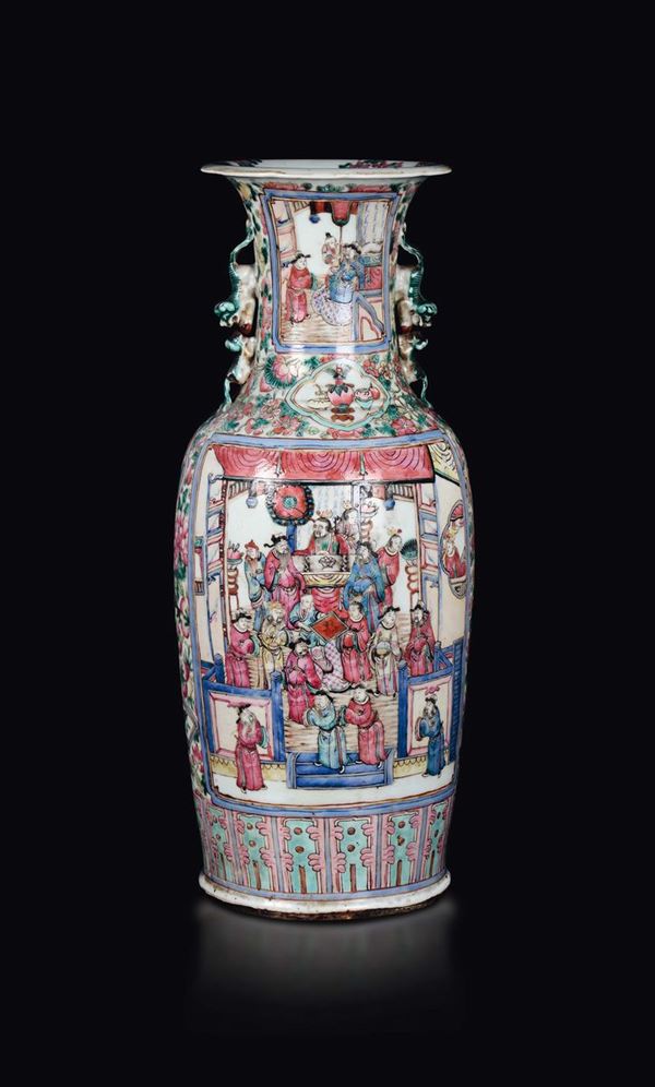Vaso in porcellana a smalti policromi Canton con scene di vita dicorte entro riserve, Cina, Dinastia Qing, XIX secolo