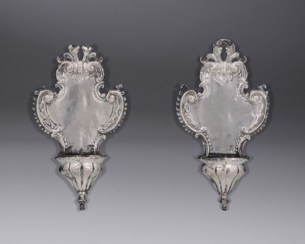 Coppia acquasantiere a specchio in argento sbalzato, Venezia seconda metà del XVIII secolo, argentiere M.M.
