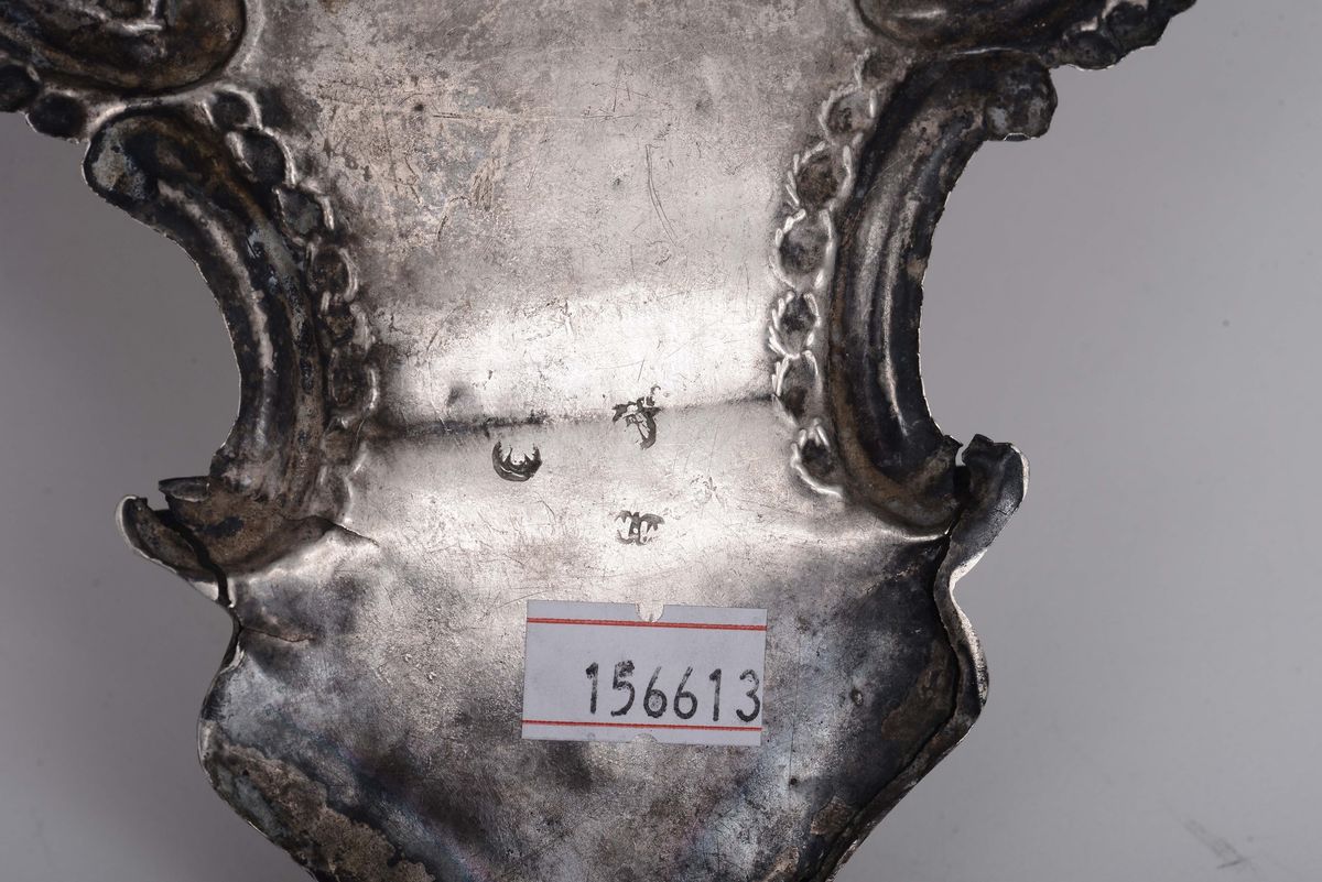 Coppia Acquasantiere a Specchio in Argento Sbalzato, Venezia Seconda Metà del XVIII Secolo, Argen...