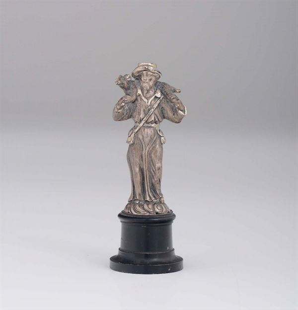 Figura di buon pastore in argento fuso e cesellato, XIX secolo apparentemente privo di punzonatura