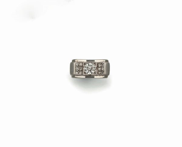 Old-cut diamond ring mounted in platinum