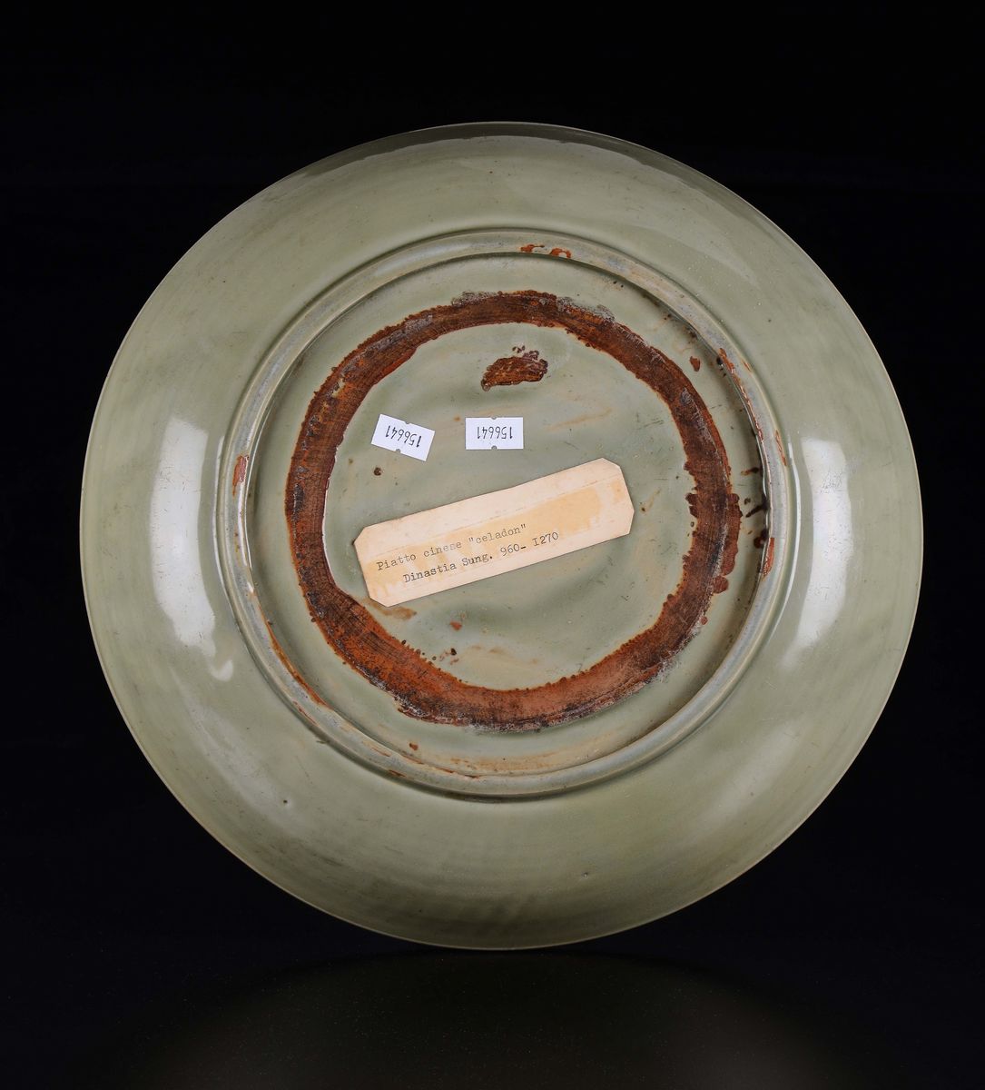 Piatto in Porcellana Lonquan Celadon con Fiore di Loto Centrale, Cina, Dinastia Yuan (1279-1368)