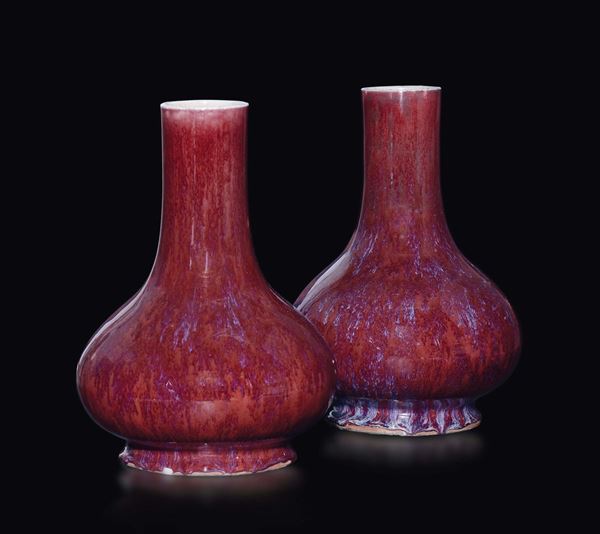Coppia di vasi a bottiglia in porcellana flambé rossa e viola, Cina, Dinastia Qing, XVIII secolo