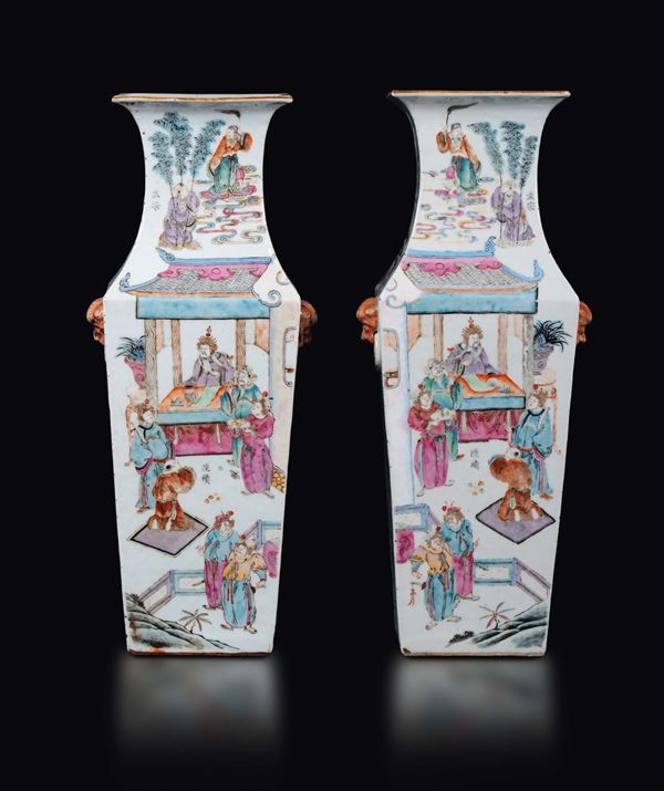 Coppia di vasi a base quadrata in porcellana a smalti policromi con scene di supplica ed iscrizioni, Cina, Dinastia Qing, epoca Guangxu (1875-1908)