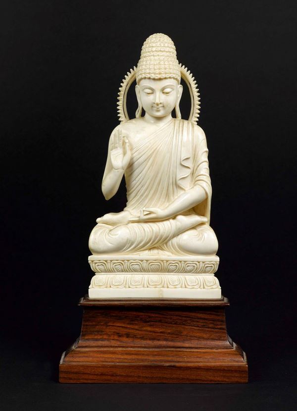 Lotto composto da una divinità in avorio con aura ed una figura di Budai in avorio, Cina, inizio XX secolo