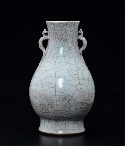 Vaso a Doppia Ansa in Porcellana Guan-type, Cina, Dinastia Qing, XIX Secolo