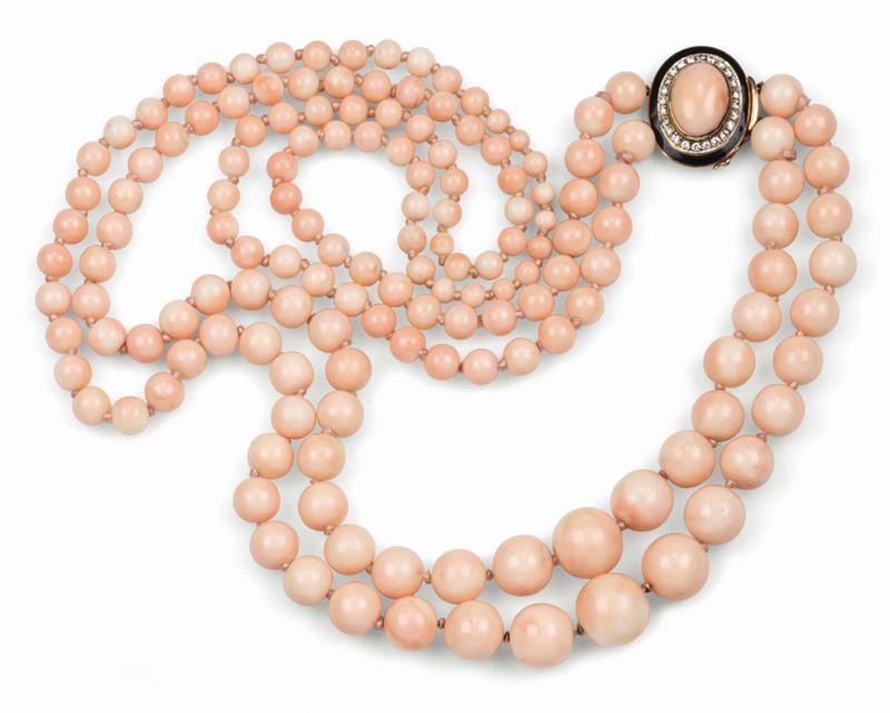 Necklace of two rows of pink graduated coral beads with a cabochon-cut coral clasp with black enamel and diamonds set in yellow gold  - Auction Fine Jewels - Cambi Casa d'Aste