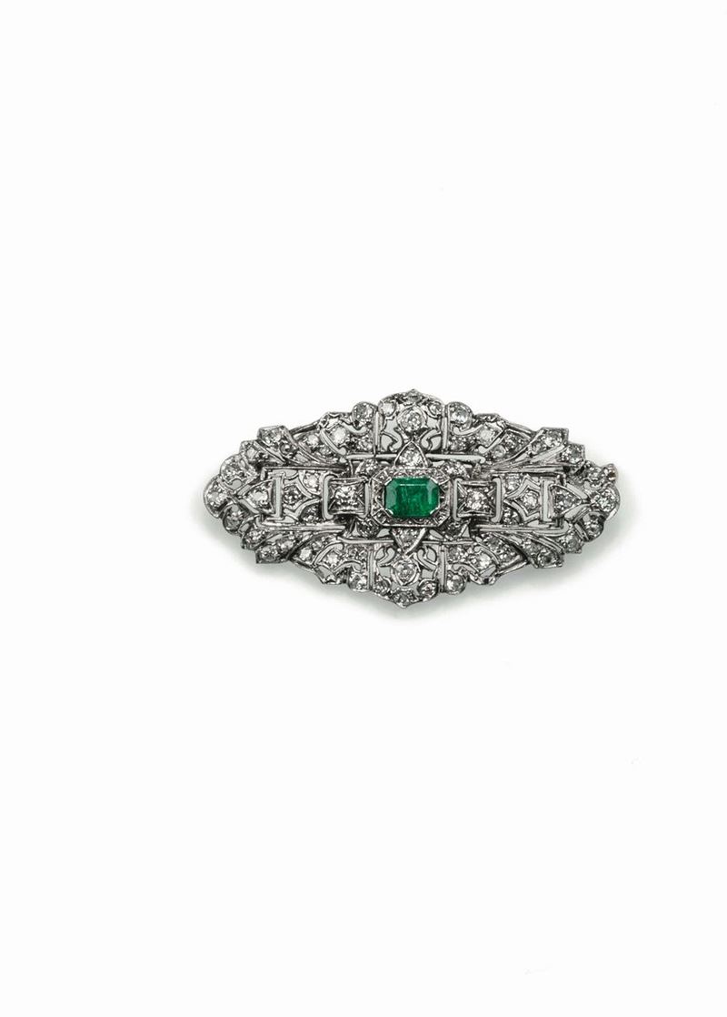 Savonette brooch with an emerald and diamonds set in platinum  - Auction Fine Jewels - Cambi Casa d'Aste