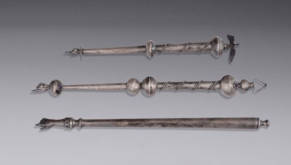 Tre puntatori (YAD) di cui due in argento fuso, sbalzato e cesellato, Russia, due con data 1873