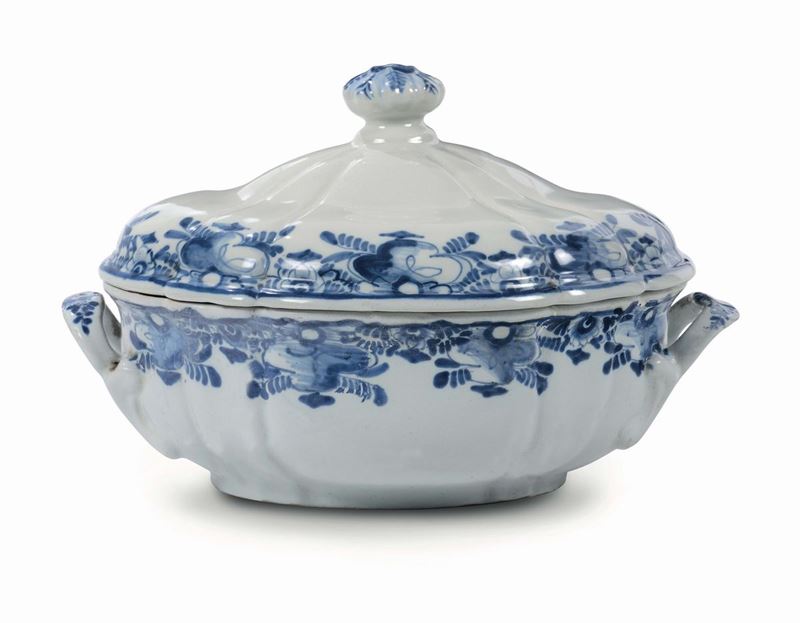 A soup tureen, Bologna, workshop of Rolandi and Giuseppe Finck, third quarter of the 18th century  - Auction Majolica and porcelain from the 16th to the 19th century - Cambi Casa d'Aste