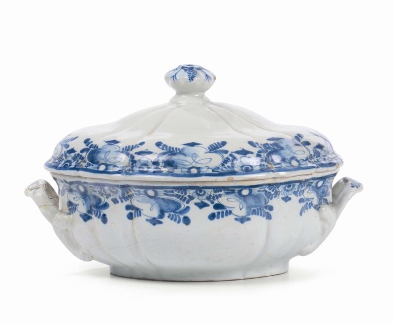 A soup tureen, Bologna, workshop of Rolandi and Giuseppe Finck, third quarter of the 18th century  - Auction Majolica from 15th to 19th century - Cambi Casa d'Aste