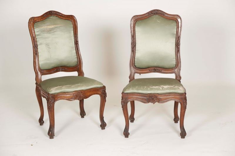 Coppia di sedie Luigi XV in noce intagliato, XVIII secolo  - Asta Asta a Tempo Antiquariato - II - Cambi Casa d'Aste