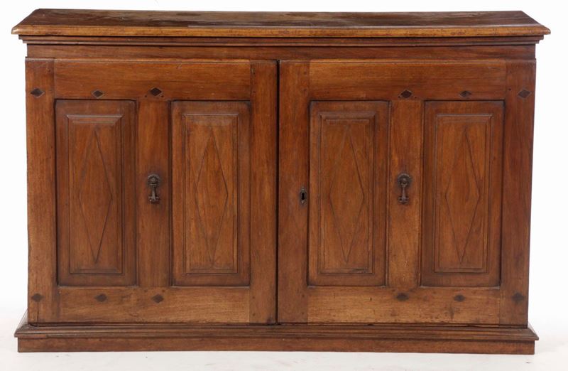 Credenza a due ante in noce, inizio XIX secolo  - Asta Asta a Tempo Antiquariato - II - Cambi Casa d'Aste